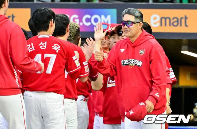 [OSEN=인천, 박준형 기자] 11일 인천 SSG랜더스필드에서 ‘2025 신한 SOL뱅크 KBO리그’ 준플레이오프(5전 3선승제) 2차전 SSG 랜더스와 삼성 라이온즈의 경기가 열렸다.SSG는 김건우, 삼성은 헤르손 가라비토를 선발 투수로 내세웠다.경기종료 후 SSG 이숭용 감독이 끝내기 홈런 날린 김성욱 향해 감사 인사를 하고 있다.    2025.10.11 / soul1014@osen.co.kr