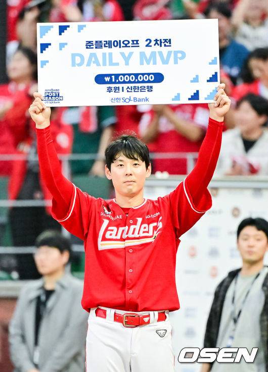 [OSEN=인천, 박준형 기자] SSG 랜더스가 9회말 김성욱의 극적인 끝내기홈런을 앞세워&nbsp;1차전 패배를 설욕했다.프로야구 SSG 랜더스는 11일 인천SSG랜더스필드에서 열린 2025 신한 SOL KBO 준플레이오프(5전 3선승제) 2차전에서 4-3 끝내기승리를 거뒀다.경기종료 후 2차전 MVP 김성욱이 포즈를 취하고 있다.   2025.10.11 / soul1014@osen.co.kr