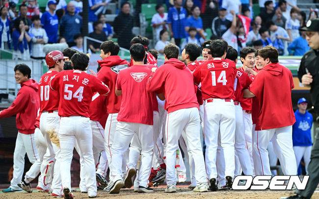 [OSEN=인천, 최규한 기자] SSG 랜더스가 9회말 김성욱의 극적인 끝내기홈런을 앞세워 1차전 패배를 설욕했다.프로야구 SSG 랜더스는 11일 인천SSG랜더스필드에서 열린 2025 신한 SOL KBO 준플레이오프(5전 3선승제) 2차전에서 4-3 끝내기 승리를 거뒀다.끝내기 솔로포를 뽑아낸 SSG 김성욱이 홈을 밟을 때 동료들이 그라운드로 나서며 기뻐하고 있다. 2025.10.11 / dreamer@osen.co.kr