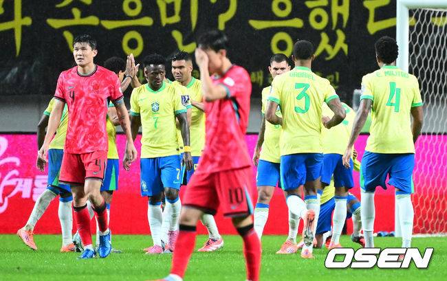 [OSEN=서울월드컵경기장, 지형준 기자] 세계의 벽은 높았다. 결과는 0-5 대패였다.홍명보&nbsp;감독이 이끄는 대한민국 남자 축구 국가대표팀은 10일 서울월드컵경기장에서 '세계 최강' 브라질을&nbsp;상대로 A매치&nbsp;평가전을 치러&nbsp;이스테방(첼시)과 호드리구(레알 마드리드)에게 나란히 2골을 허용하면서 0-5로 대패했다.후반 한국 김민재가 페널티 박스 안에서 브라질 이스테방에 볼을 빼앗기며 실점을 허용, 아쉬워하고 있다. 2025.10.10 /jpnews@osen.co.kr