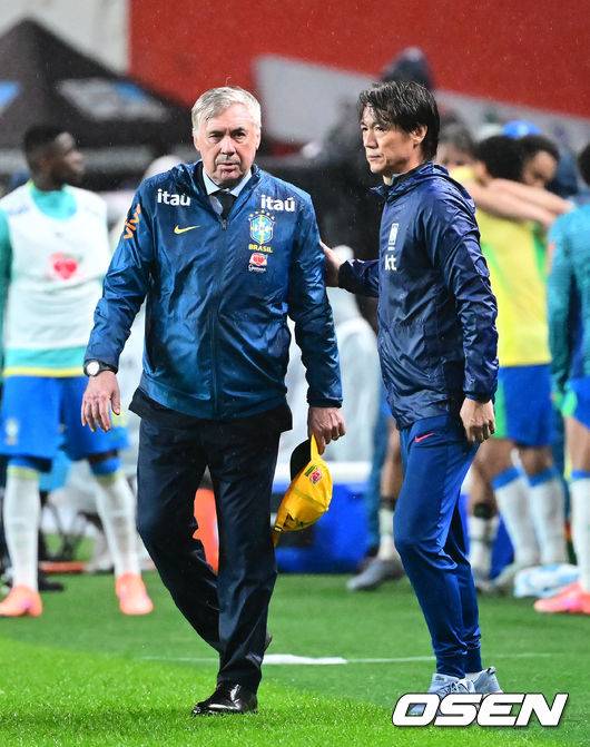 [OSEN=서울월드컵경기장, 지형준 기자] 홍명보 감독이 이끄는 대한민국 대표팀은 10일 오후 서울월드컵경기장에서 '세계 최강' 브라질과 A매치 평가전을 가졌다.한국이 브라질을 상대로 마지막으로 웃은 건 1999년 3월 28일이었다. 당시 잠실에서 열린 친선경기에서 김도훈의 결승골로 1-0 승리를 거뒀다. 다만, 그 승리가 마지막이었다. 한국은 브라질을 상대로 1승 1무 8패에 그쳤다. 브라질과의 이번 경기는 단순한 친선전이 아닌, 2026 북중미 월드컵을 향한 본격적인 시험대다.&nbsp;경기 종료 후 브라질 안첼로티 감독과 한국 홍명보 감독이 인사를 하고 있다. 2025.10.10 /jpnews@osen.co.kr