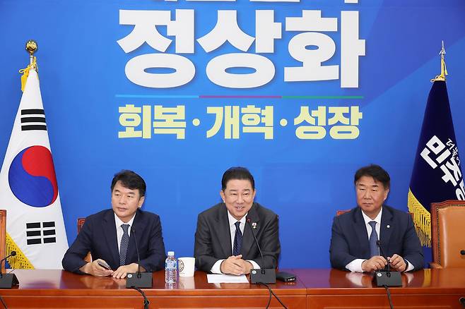 더불어민주당 김병기 원내대표가 10일 서울 여의도 국회에서 국정감사 증인채택 관련 브리핑을 하고 있다. 연합뉴스