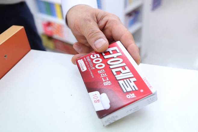 서울의 한 약국에서 약사가 타이레놀을 집어 들고 있다. 2021.5.30 연합뉴스