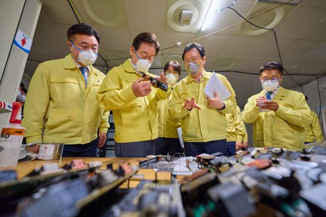 이재명 대통령이 10일 오전 대전 유성구 국가정보자원관리원 대전 본원을 찾아 복구 작업이 진행 중인 장비들을 살펴보고 있다. 사진 제공=대통령실