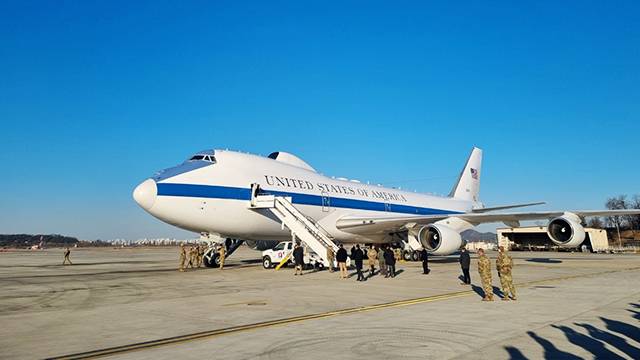 지난 2023년 1월 30일 로이드 오스틴 미국 국방장관이 미 공군 공중지휘통제기 E-4B ‘나이트워치’를 타고 경기도 평택 주한 미 공군 오산기지에 도착하고 있다. 사진=국방부 공동취재단