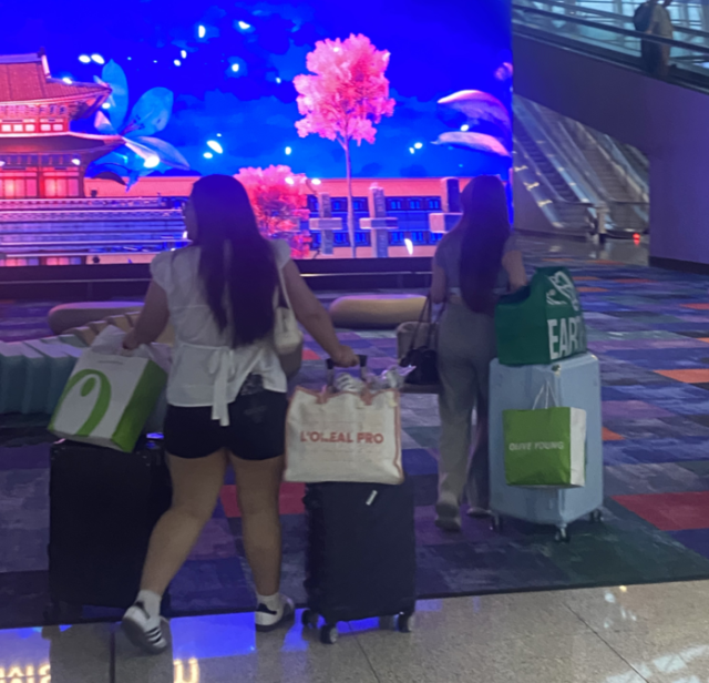 인천국제공항에 쇼핑백을 든 중국인 관광객들, 독자제공