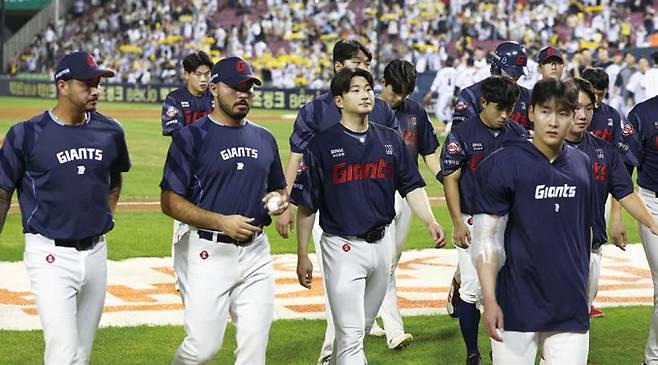 8월20일 LG에 3대5로 패한 롯데 선수들이 굳은 표정으로 더그아웃으로 복귀하고 있다. ⓒ뉴시스