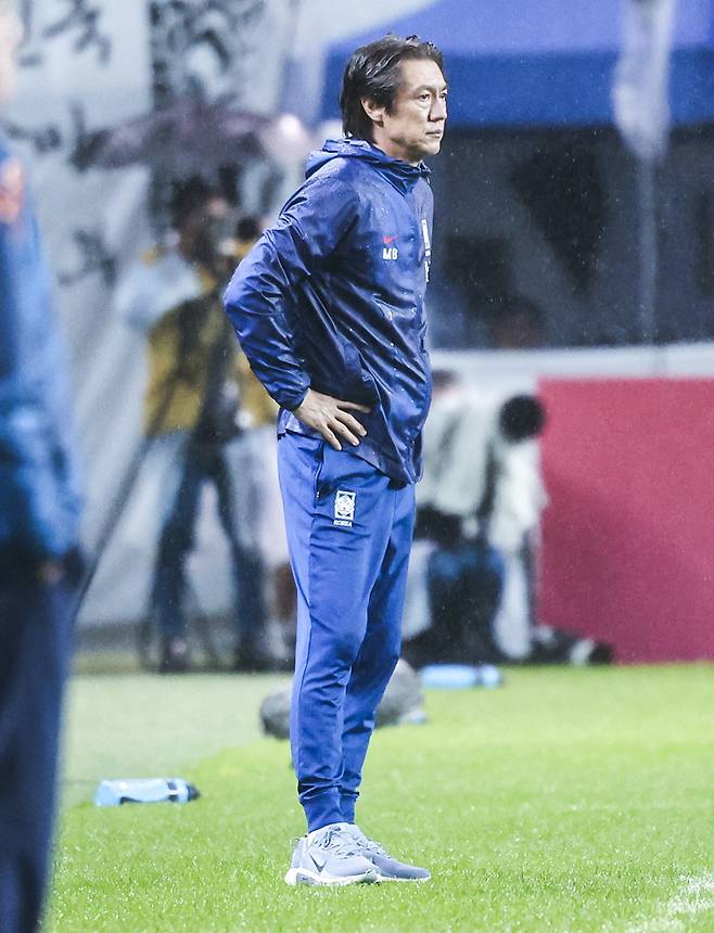 홍명보 한국축구대표팀 감독은 10일 서울월드컵경기장에서 열린 브라질과 평가전에서 0-5로 대패한 뒤 냉정하게 패인을 진단했다. 빌드업 기조를 이어가면서도 압박 타이밍과 강도를 보완해야 세계정상급 팀들과 간극을 좁힐 수 있다고 분석했다. 사진은 브라질전 도중 선수들을 바라보는 모습. 상암│뉴시스