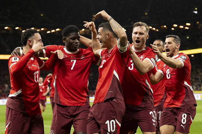 스위스의 그라니트 자카가 11일 스웨덴 스톡홀름의 스트로베리 아레나에서 열린 2026 국제축구연맹 북중미 월드컵 유럽예선 B조 3차전에서 선제골을 넣은 뒤 동료들과 기뻐하고 있다.     스톡홀름 | EPA연합뉴스