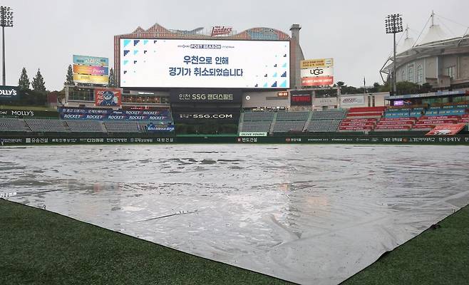 ▲ 10일 열릴 예정이었던 SSG와 삼성의 준플레이오프 2차전은 우천으로 순연돼 11일 오후 2시 열린다 ⓒ연합뉴스