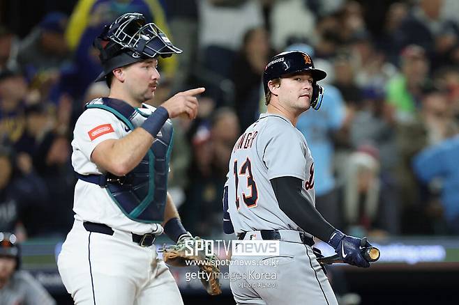 ▲ 아메리칸리그 디비전시리즈 5차전에서 15회까지 마스크를 쓰고 수비한 두 명의 포수. 시애틀 칼 랄리(왼쪽)와 디트로이트 딜런 딩글러.