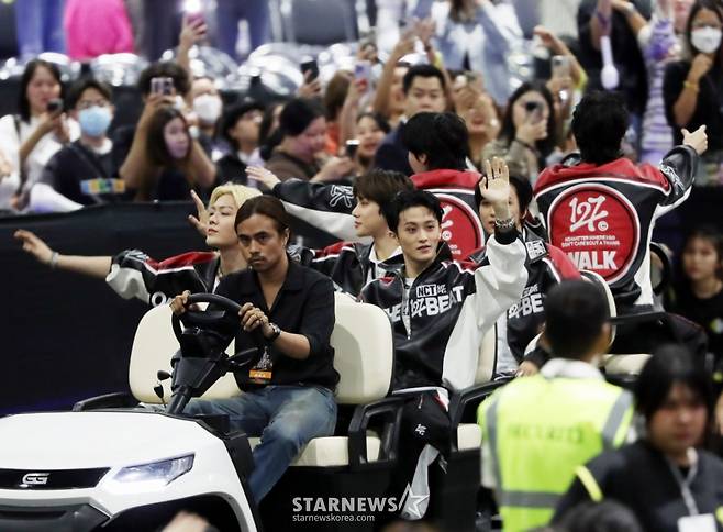 그룹 엔시티127이 지난해 12월 27일 태국 태국 방콕 임팩트 챌린저 홀 1-2(IMPACT Challenger Hall 1-2)에서 진행된 '제 9회 아시아 아티스트 어워즈'(The 9th Asia Artist Awards, 이하 'AAA 2024')'에서 관객들에게 인사하고 있다.  2024.12.27 /사진=임성균 tjdrbs23@