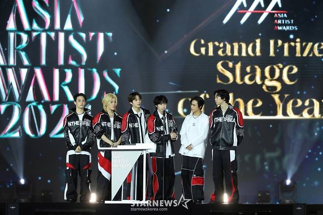 그룹 NCT127이 27일 오후 태국 방콕 임팩트 챌린저 홀 1-2(IMPACT Challenger Hall 1-2)에서 진행된 '제 9회 아시아 아티스트 어워즈'(The 9th Asia Artist Awards, 이하 'AAA 2024')'에서 대상 올해의 스테이지상을 수상한 뒤 소감을 말하고 있다. 2024.12.27 /사진=김창현 chmt@