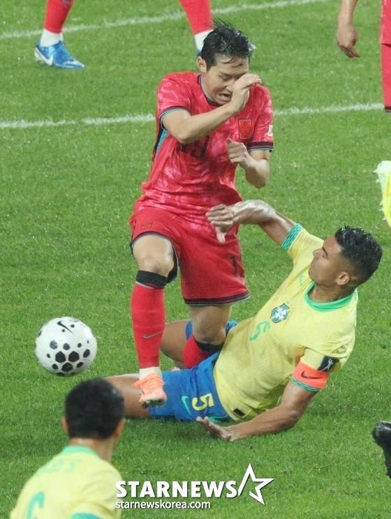 이강인(왼쪽)이 10일 서울 마포구 서울월드컵경기장에서 열린 남자 축구 국가대표 10월 A매치 친선전 대한민국과 브라질의 경기 중 카세미루의 태클에 쓰러지고 있다. /사진=김진경 대기자