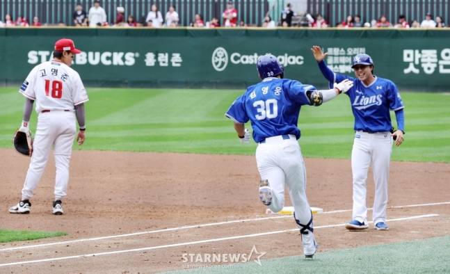 김영웅(가운데)이 홈런을 날리고 1루로 향하고 있다. /사진=강영조 선임기자