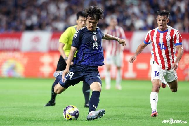 오가와가 10일 오후 7시 20분 일본 수이타의 파나소닉 스타디움에서 열린 파라과이와 친선경기에서 오른발 중거리 슈팅을 넣고 있다. /AFPBBNews=뉴스1