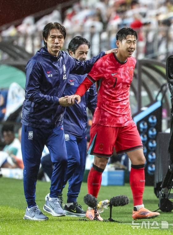 10일 서울 마포구 서울월드컵경기장에서 열린 남자 축구 국가대표 10월 A매치 친선전 대한민국과 브라질의 경기 중 교체되는 손흥민(오른쪽)의 등을 두들겨주는 홍명보 감독. /사진=뉴시스