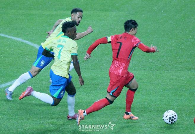 한국 축구 국가대표팀이 10일 서울월드컵경기장에서 브라질 대표팀과 친선경기를 벌였다.  손흥민이 브라질 비니시우스를 제치고 중앙 돌파를 하고 있다. /사진=김진경 대기자