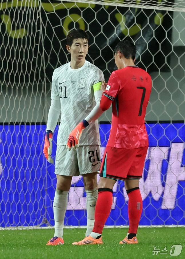 10일 서울월드컵경기장에서 열린 하나은행 초청 축구국가대표팀 친선경기 대한민국과 브라질의 경기, 후반전 대한민국 손흥민이 교체 아웃되며 조현우에게 주장 완장을 넘기고 있다. /사진=뉴스1