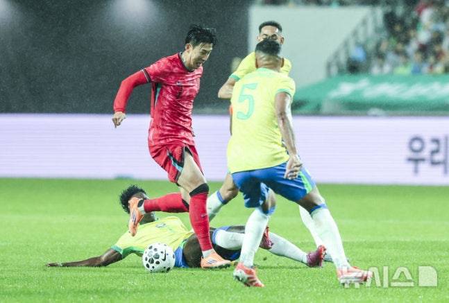 10일 서울 마포구 서울월드컵경기장에서 열린 남자 축구 국가대표 10월 A매치 친선전 대한민국과 브라질의 경기, 손흥민이 상대를 피해 쇄도하고 있다. /사진=뉴시스