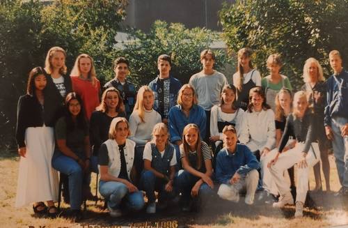 네덜란드 중학교 시절 학교 친구들과 함께한 인터뷰이(맨 왼쪽 검은 상의) [본인 제공]