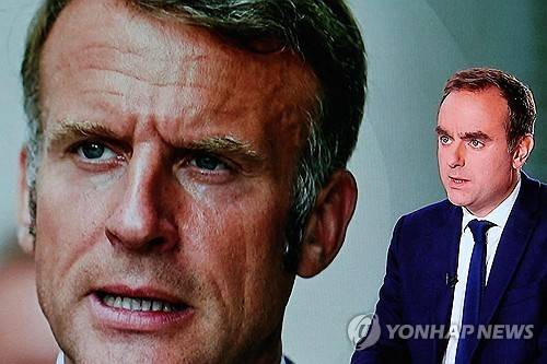 지난 8일 방송 인터뷰하는 르코르뉘 총리 [AFP 연합뉴스 자료사진. 재판매 및 DB 금지]