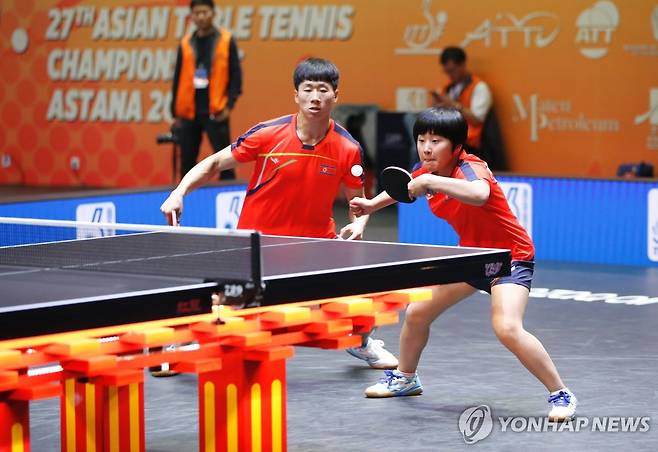 작년 아시아선수권에서 혼합복식 경기 치르는 리정식(왼쪽)과 김금영 [신화=연합뉴스]