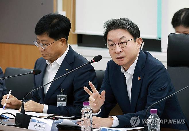 금융 유관기관 기관장 간담회 (서울=연합뉴스) 이억원 금융위원장이 2일 서울 종로구 정부서울청사에서 열린 금융 유관기관 기관장 간담회에서 발언하고 있다. 2025.10.2 [금융위원회 제공. 재판매 및 DB 금지] photo@yna.co.kr