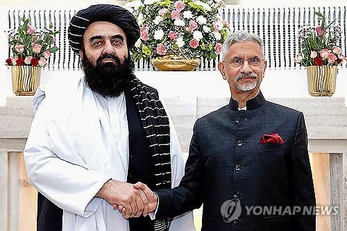 무타키 아프간 외무장관(사진 왼쪽)과 자이샨카르 인도 외교부 장관 [AFP 연합뉴스. 재판매 및 DB 금지]
