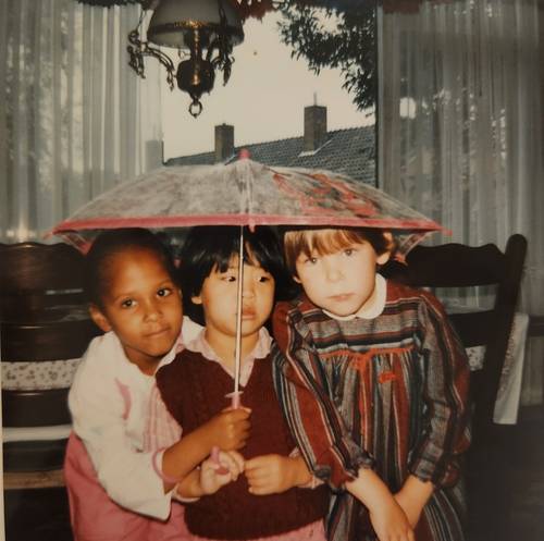 초등학교 시절, 학교 친구들과 함께한 인터뷰이(가운데) [본인 제공]