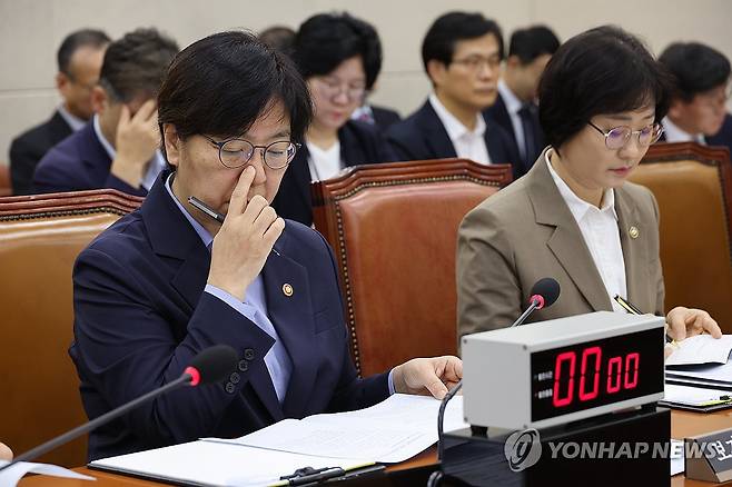 9월22일 국회 보건복지위에 출석한 정은경 보건복지부장관(왼쪽) [연합뉴스 사진]