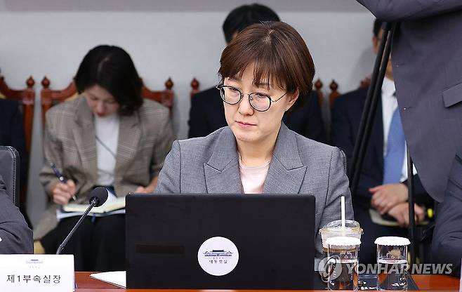 수석보좌관회의 참석한 김현지 제1부속실장 (서울=연합뉴스) 김도훈 기자 = 김현지 대통령실 제1부속실장이 2일 용산 대통령실에서 열린 수석보좌관회의에 참석해 있다. 2025.10.2 superdoo82@yna.co.kr