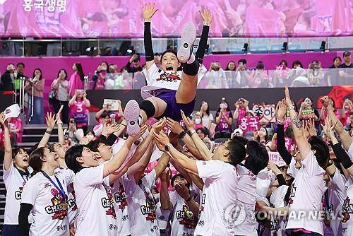 김연경 헹가래 치는 흥국생명 선수들 [한국배구연맹 제공. 재판매 및 DB 금지]