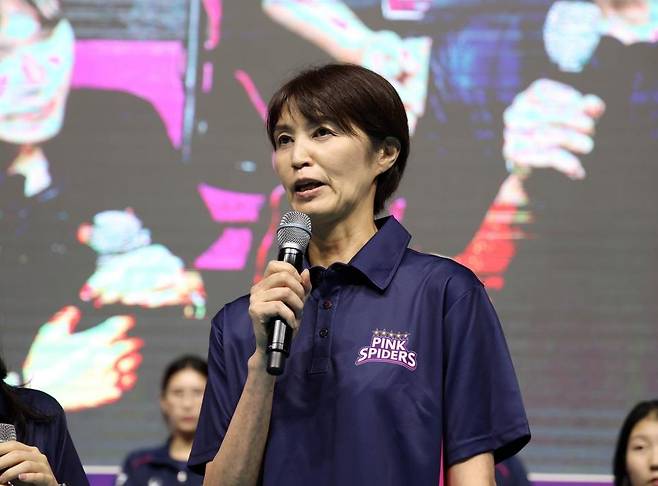 새 시즌 각오 밝히는 요시하라 흥국생명 감독  [흥국생명 배구단 제공. 재판매 및 DB 금지]