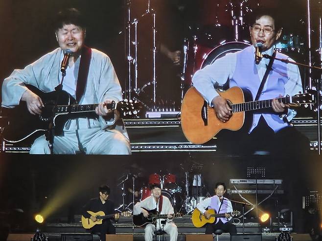 트윈폴리오 무대 선보이는 송창식과 윤형주 [촬영 최주성]