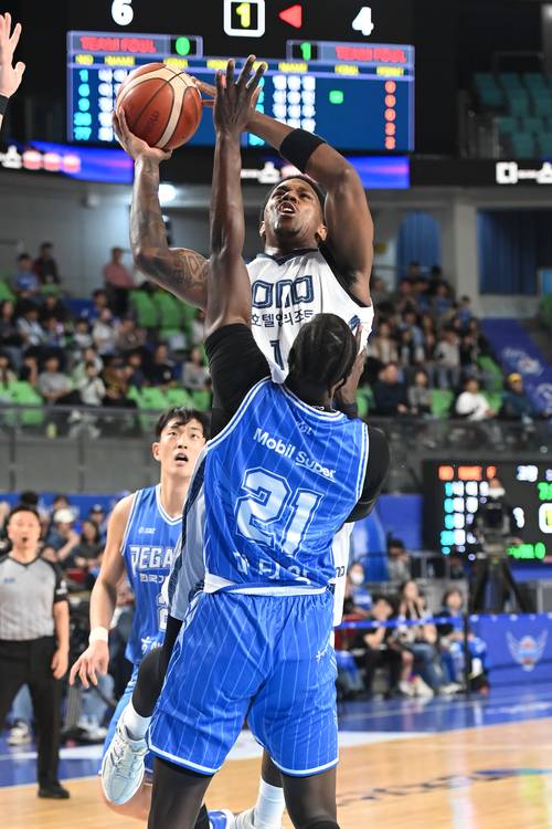 12일 대구체육관에서 열린 2025~2026 LG전자 프로농구 정규리그 한국가스공사와의 원정경기서 소노 네이던 나이트가 슛을 시도하고 있다. 사진=KBL