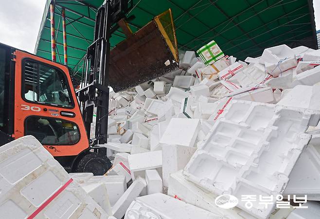 12일 오후 용인시 처인구 이동읍 공공재활용센터에서 관계자들이 추석 연휴 기간동안 쌓인 스티로폼을 처리하고 있다. 임채운기자