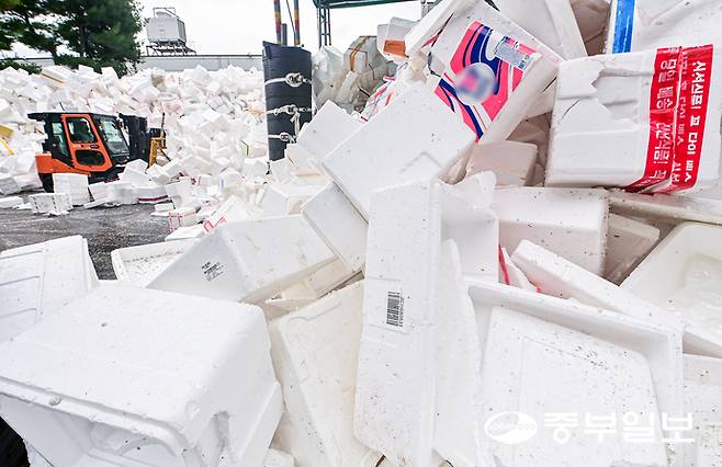 12일 오후 용인시 처인구 이동읍 공공재활용센터에서 관계자들이 추석 연휴 기간동안 쌓인 스티로폼을 처리하고 있다. 임채운기자