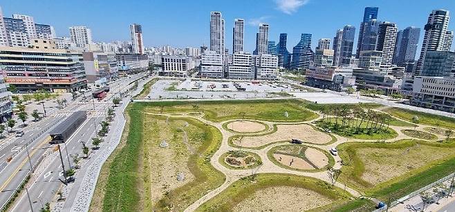 나성동 백화점 부지 전경. 수년째 나대지로 남겨져 있다. 주변 나성동 상권의 공실은 심각한 상태로 남아 있다. 사진=중도일보 DB.