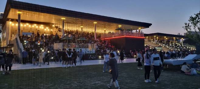 세종축제의 또 다른 무대로 사용되고 있는 중앙공원 관리·공간 전경. 사진=중도일보 DB.