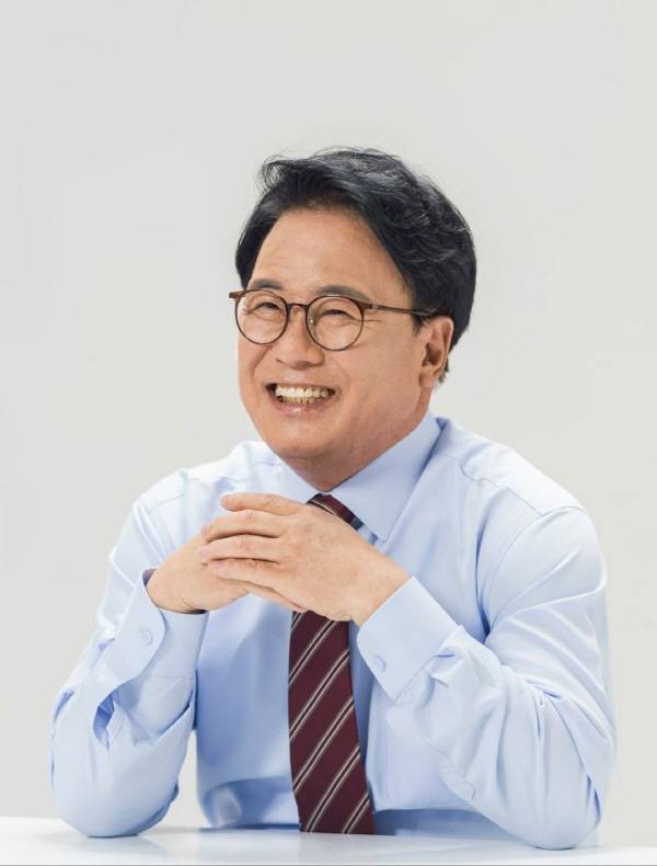 오인태 상임의장이 "경남 교육 발전을 위해 할 일이 있다면 어떤 일도 회피하지 않을 것"이라고 말한다.
