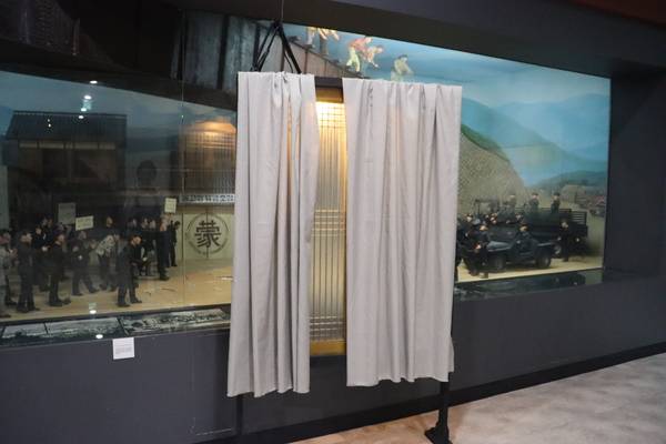 ＜당신의 봄을 함께＞ 중 정호 작가의 '어떤 사람들'. /주성희 기자