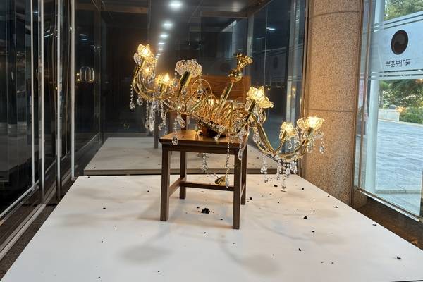 <당신의 봄을 함께> 중 최승철 작가의 '밝고 부서지기 쉬운 말들'. /주성희 기자