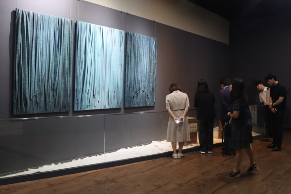 <당신의 봄을 함께> 중 김성훈 작가의 '잠긴 시간, 떠오른 이름'. /주성희 기자