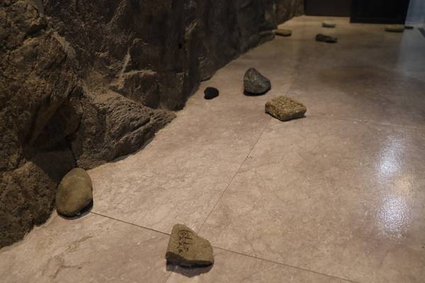 <당신의 봄을 함께> 중 김나리 작가의 '돌덩이'. /주성희 기자