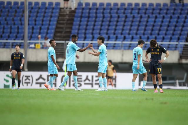 대구FC 선수들이 지난 4일 광주FC와의 경기에서 승리 후 기쁨을 나누고 있다. 한국프로축구연맹 제공