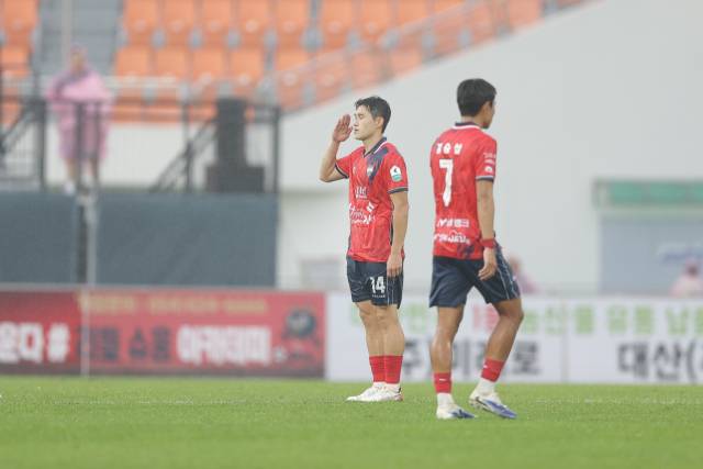 김천상무 이동경 선수가 울산HD와의 경기서 골을 터뜨린 뒤 경례 세리머니를 보여주고 있다. 한국프로축구연맹 제공