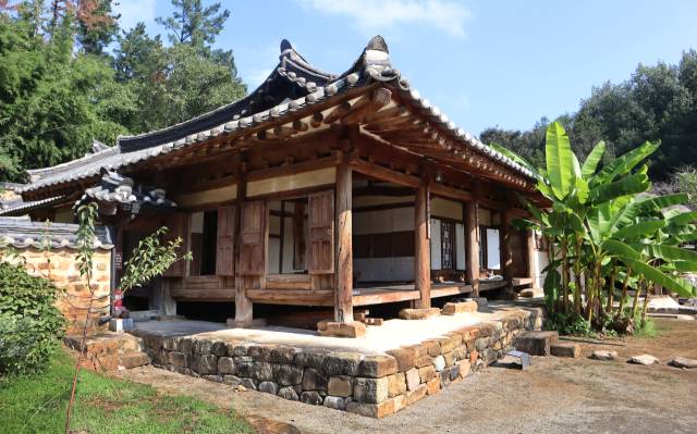 달성 묘골의 삼가헌 고택에 가을볕이 내려 앉는다. 지(智), 인(仁), 용(勇)의 덕으로 세워진 이 집이 앞으로도 명맥을 잇기를 바란다.