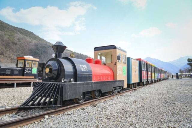 문경시가 지난해 37억원을 주고 납품받은 48인승 소형 관광열차. 심각한 하자로 10개월째 운영을 하지 못하고 있다. 문경시 제공