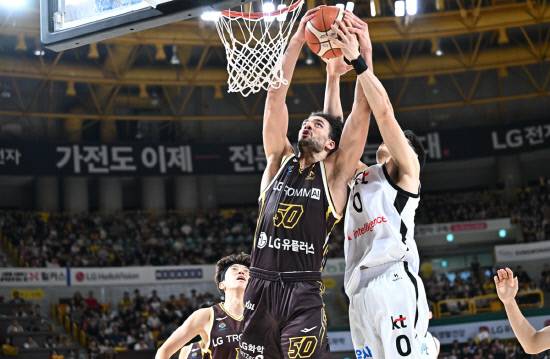 창원 LG 마레이가 kt 하윤기와 리바운드 경합을 하고 있다. 사진=KBL